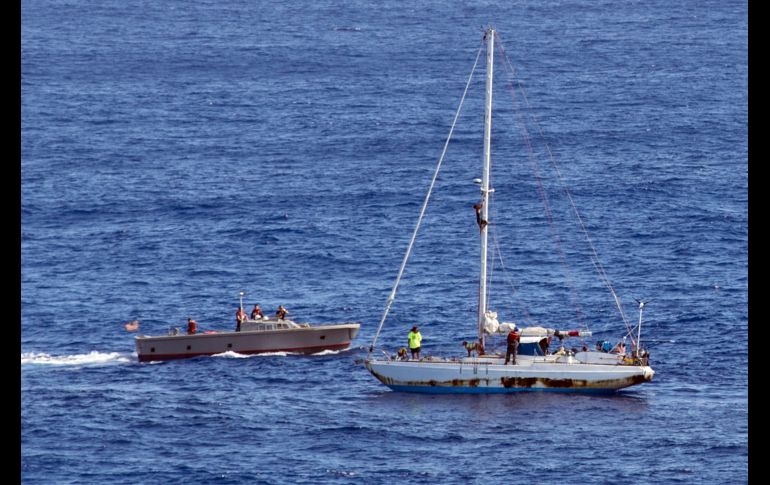 El agua arrojada por una tormenta dañó el motor. El mástil de 17 metros (57 pies) también sufrió daños. AP / U.S. Navy