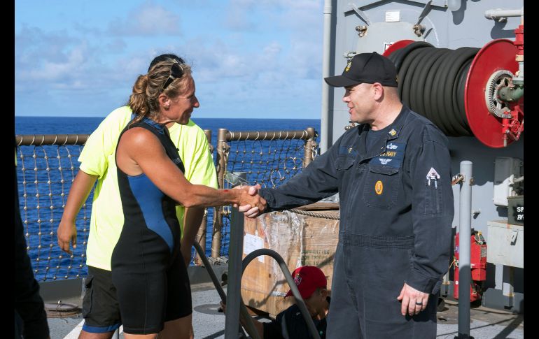 El Comandante en Jefe del USS Ashland, Gary Wise, da la bienvenida a Jennifer Appel tras ser rescatada por la nave.  AP / U.S. Navy
