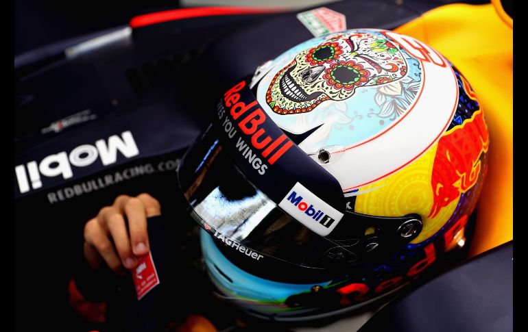 Los motivos de la tradición mexicana incluso llegaron al casco del piloto australiano, Daniel Ricciardo.   AFP / M. Thompson
