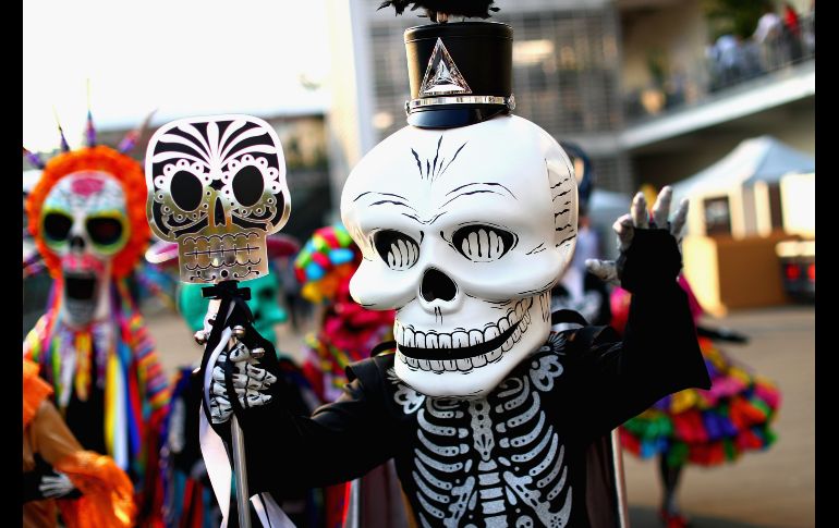 En todos los rincones del Autódromo Hermanos Rodríguez se apreciaron motivos alusivos al Día de Muertos.  AFP / C. Rose