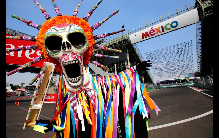 El Día de Muertos se celebra el 2 de noviembre en México, pero desde días antes ya se pueden ver alusiones a la tradición y el Gran Premio no fue la expeción. EFE / U. Ruiz