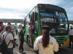 Los proyectiles que lanzan a los camiones en ocasiones son desde  ladrillos, piedras, huevos, entre otros. EL INFORMADOR / ARCHIVO
