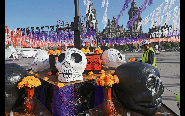 Artistas del Faro de Oriente elaboraron ofrendas de Día de Muertos en honor a las víctimas de los sismos, en la Plaza de la Constitución de la Ciudad de México. SUN