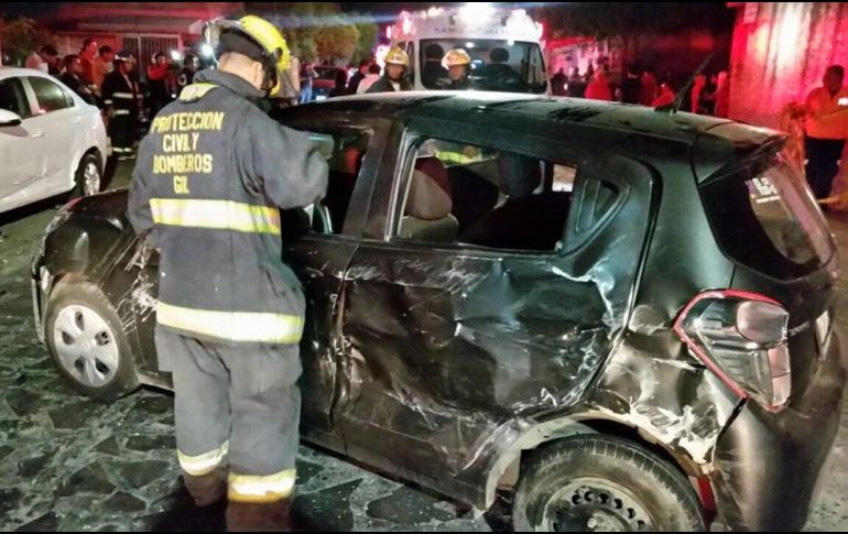 El suceso fue provocado por el choque entre dos vehículos. ESPECIAL/ Bomberos Guadalajara