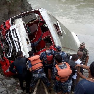 Autobús cae a río en Nepal y deja 31 muertos