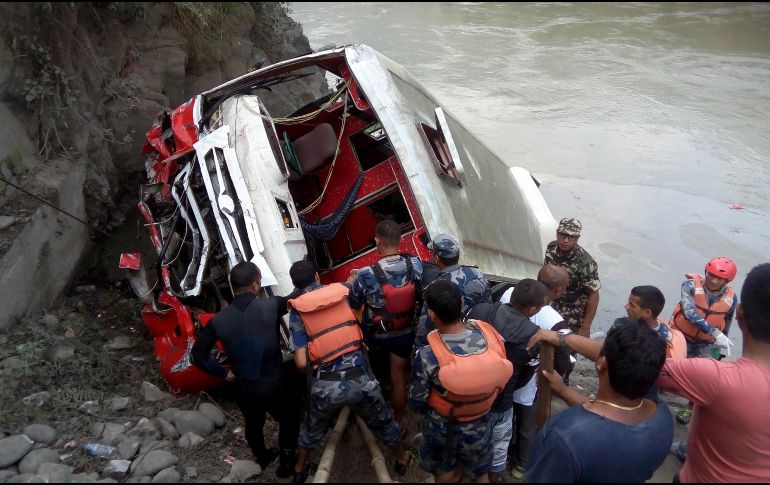 Autoridades refieren que no estaba claro cuantas personas iban a bordo del autobús. AFP/ H. Singh