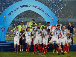 El equipo inglés celebra durante la ceremonia de premiación de la Copa Mundial Sub-17 en Calcuta, India. AP / A. Nath