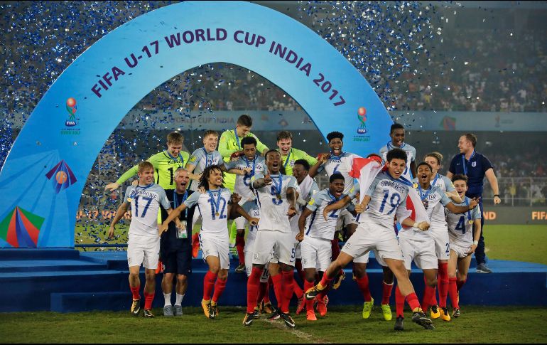 El equipo inglés celebra durante la ceremonia de premiación de la Copa Mundial Sub-17 en Calcuta, India. AP / A. Nath