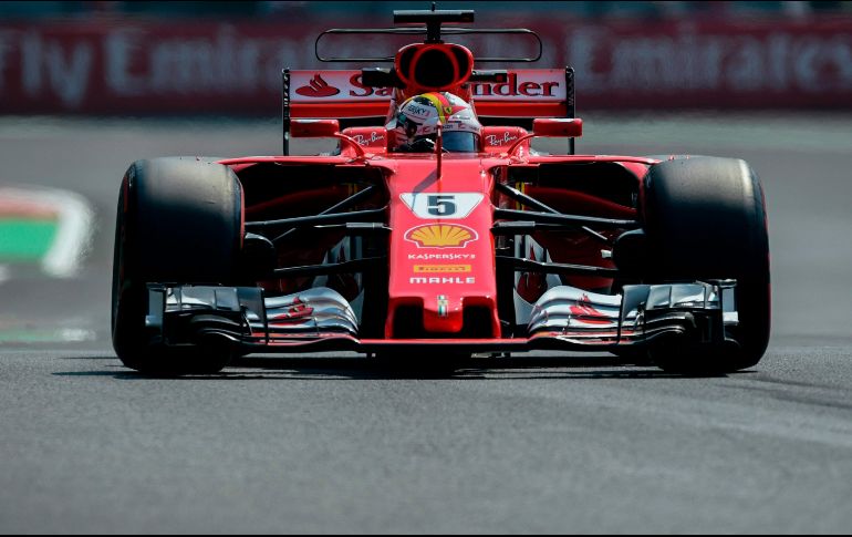Al registrar una vuelta rápida de 1:16.488 en la Q3, Vettel estableció una nueva marca para la pista, previa al Gran Premio de México, y sumó así la ''pole'' número 50 de su carrera en la F1. AFP / A. Estrella