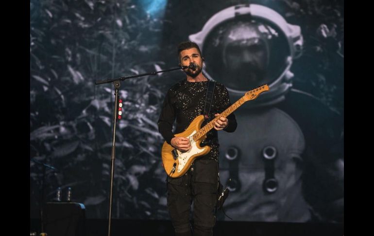 El cantautor  también rinde homenaje al rock cantando “Cuando pase el temblor” de Soda Stereo. TWITTER/@Juanes