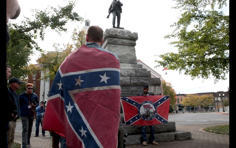 Portando banderas confederadas, los supremacistas denunciaron el supuesto 