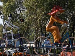 Ánimas de cartón colocadas en Insurgentes y Reforma. SUN / A. Romero