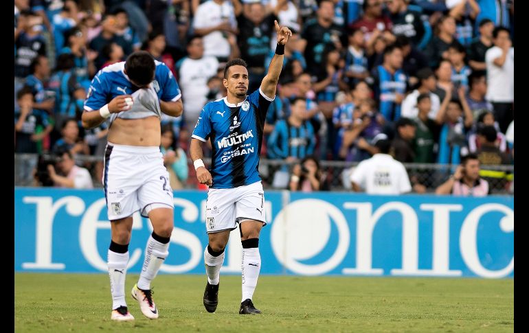 Sanvezzo celebra tras anotar el primer tanto de los Gallos con un gran cobro de tiro libre. MEXSPORT/O. Martínez