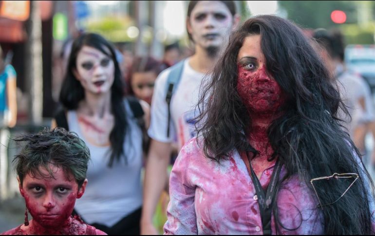Los niños fueron parte importante del desfile que tuvo pocos zombies. EL INFORMADOR/F. Atilano