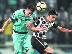 Participativo. El mexicano Héctor Herrera (izquierda) contribuyó para que el Porto venciera al Boavista. AFP