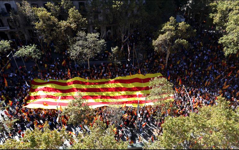 Miles de personas se concentran en el Paseo de Gracia de Barcelona en contra de la declaración de independencia del viernes. EFE/Toni Albir
