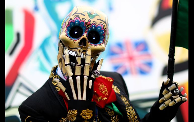 Animadores con atuendos alusivos al Día de Muertos se ven durante el desfile