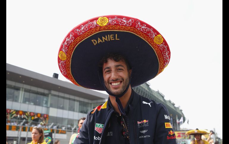 El australiano Daniel Ricciardo, de Red Bull, se puso un sombrero durante en el desfile premio al GP de Fórmula 1 en Ciudad de México.