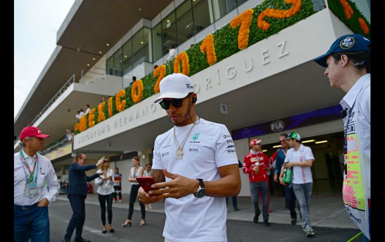 El británico Lewis Hamilton, de Mercedes, revisa su celular antes de la carrera del Gran Premio de México.