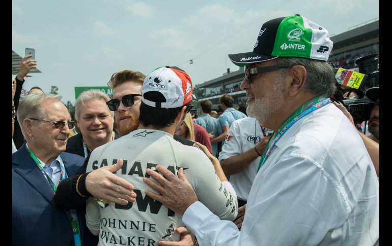 El piloto mexicano Sergio Pérez (de espaldas) saluda al boxeador Saúl 