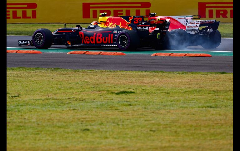Los autos de Sebastian Vettel y Max Verstappen entran en contacto en la primera vuelta.