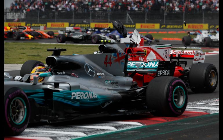 El auto de Hamilton también se vio involucrado en el accidente (i) y resultó en la ponchadura de un neumático, mientras que se dañó el alerón anterior del auto de Vettel. El contacto los relegó a las últimas posiciones.
