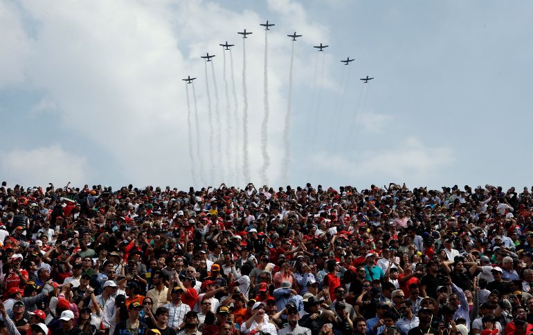 Aeronaves de la Fuerza Aérea mexicana participan en un espectáculo aéreo sobre el autódromo.