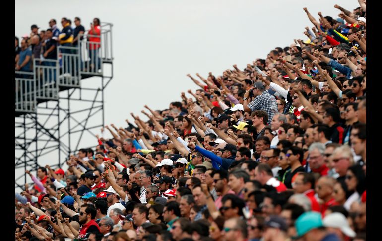 Asistentes elevan el puño. La señal se utilizó durante el sismo para pedir 