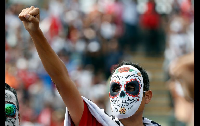 Un aficionado con pintura alusiva al Día de Muertos.