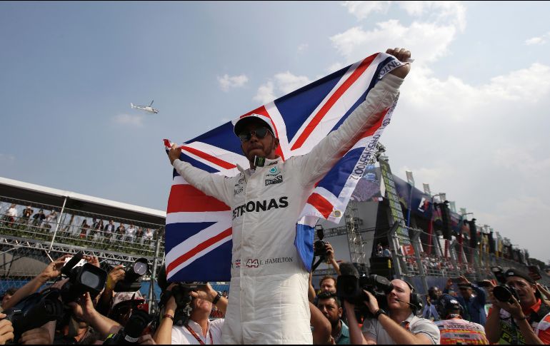 Hamilton se convierte en el cuarto piloto que obtiene el título mundial en México. AP/M. Castillo