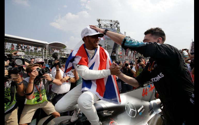 Hamilton celebra también. Aunque terminó noveno en la carrera, acumuló los puntos suficientes para conquistar su cuarto título de Fórmula 1.