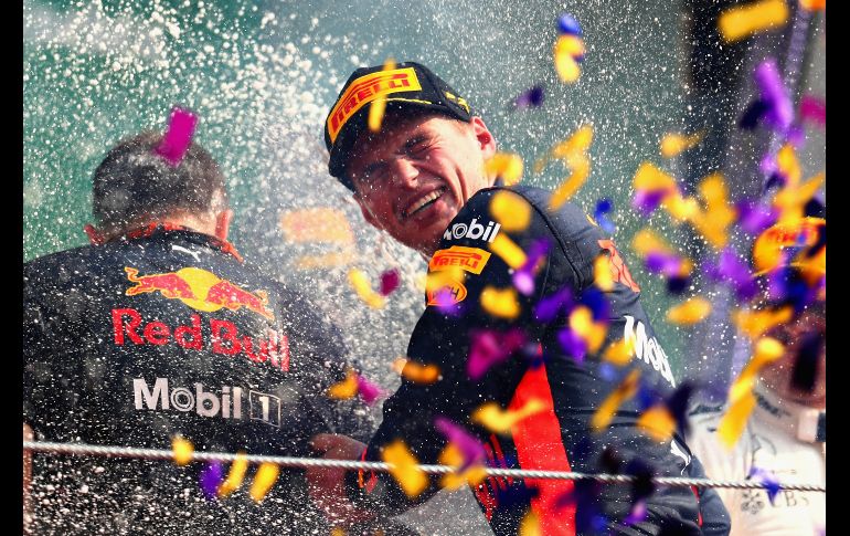 El ganador de la carrera durante el festejo en el podio. AFP/C. Rose