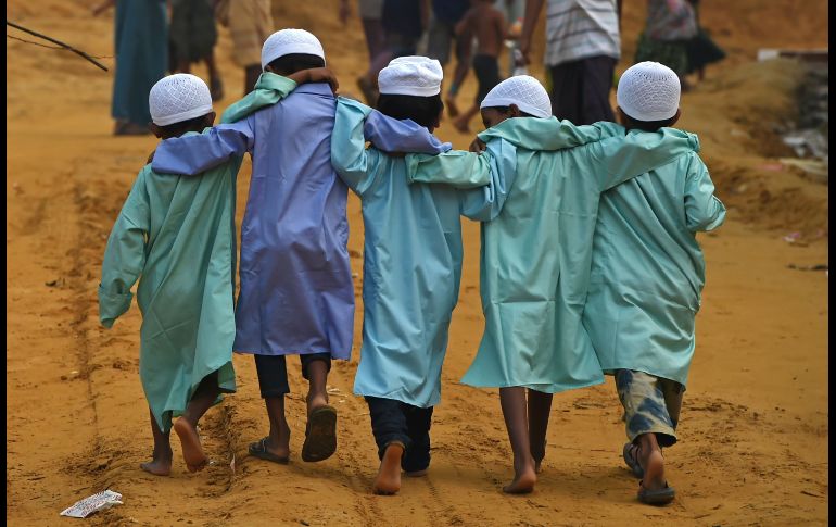 Refugiados rohinyás caminan en el campamento de refugiados en Ukhia, Bangladesh. AFP/T. Mustafá