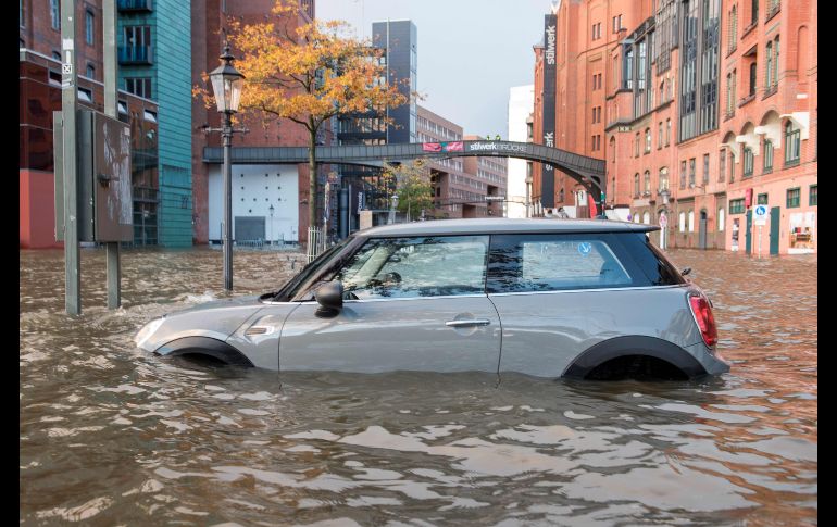 Un carro se ve en el distrito del mercado de pescado en Hamburgo, Alemania, tras una fuerte tormenta que afectó el centro de Europa. AFP/DPA/D. Bockwoldt