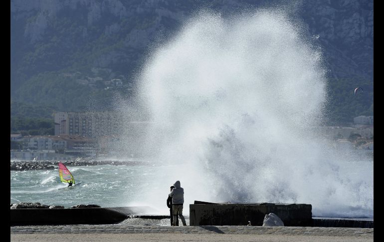 Olas altas se estrellan en la playa Prado de la ciudad francesa de Marsella. AFP/F. Pennant