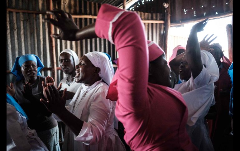 Seguidores de la iglesia del mesías Adundo asisten a una ceremonia dominical en Kisumu, Kenia. AFP/Y. Chiba