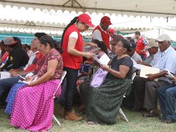 Instalaron módulos de atención para la entrega de tarjetas a adultos mayores y personas con discapacidad, donde reciben atención personalizada. NOTIMEX / ESPECIAL