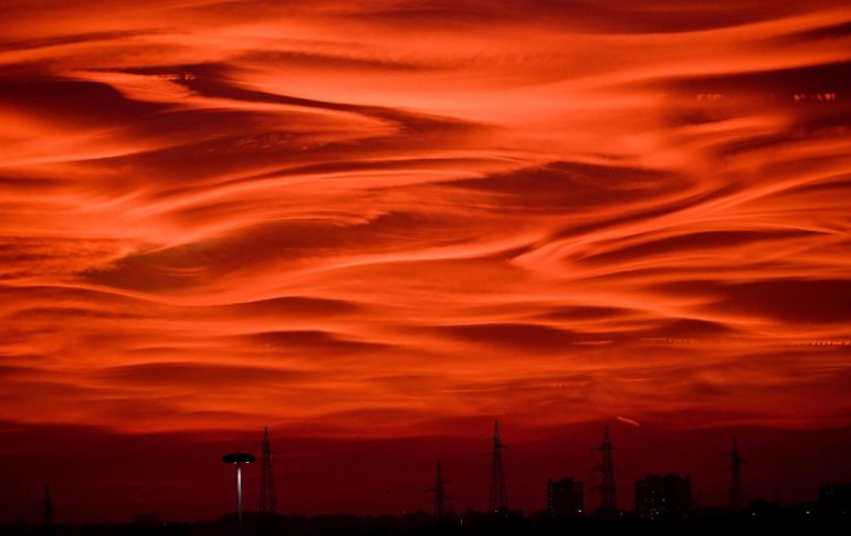 La puesta del Sol pinta el cielo sobre Milán, Italia. AP/ANSA/D. Dal