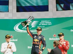Podio. Max Verstappen celebra ante la mirada de Kimi Raikkonen (derecha). EFE