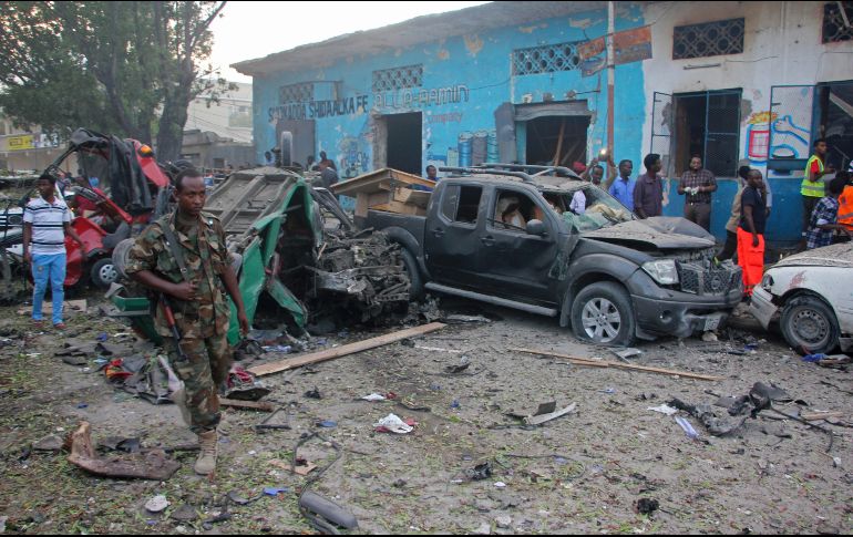 Dos coches bomba explotaron cerca de un hotel de Mogadiscio; posteriormente, un comando de Al Shabab atacó el lugar. AP/ARCHIVO