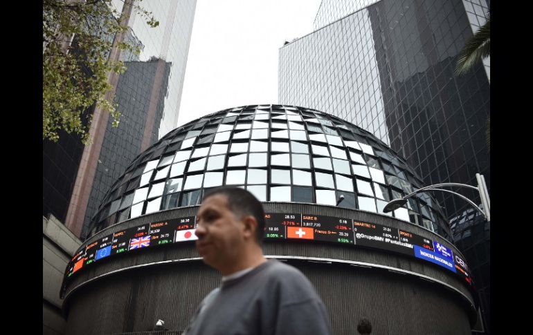 El principal indicador accionario se ubicó en 48 mil 334.55 unidades. AFP / ARCHIVO