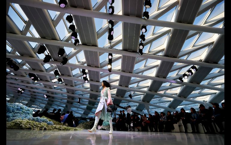 Una modelo desfila en la presentación de Elegant Prosper, en Pekín, en el marco de la Semana de la Moda de China. AP/A. Wong