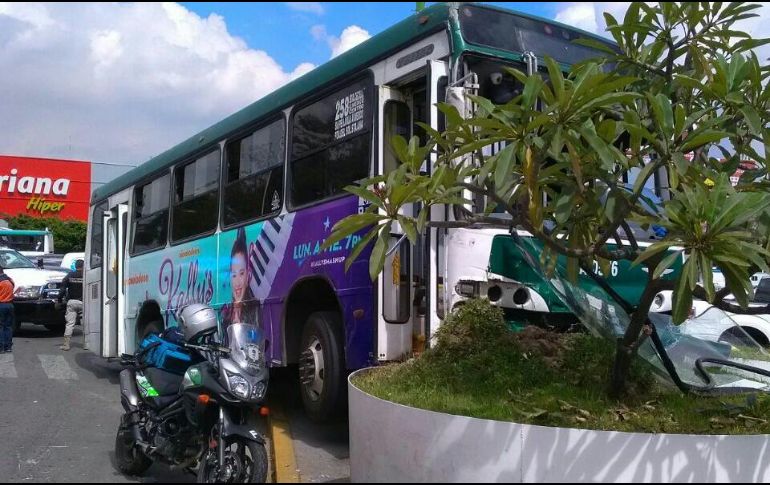El accidente ocurrió alrededor de las 12:30 horas en el cruce de López Mateos y Copérnico. ESPECIAL/
