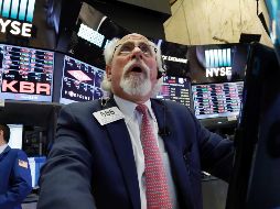 Los operadores en el parqué neoyorquino apostaron por las ventas en una jornada en la que estuvieron pendientes de las últimas novedades sobre la presunta injerencia rusa en las elecciones de EU. AP / ARCHIVO