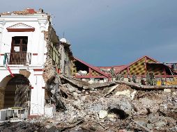 El Mandatario recorrió las casas que serán reconstruidas luego de que colapsaran por el sismo de 8.2 grados. SUN / ARCHIVO