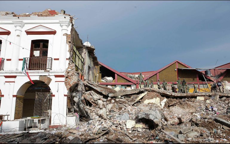 El Mandatario recorrió las casas que serán reconstruidas luego de que colapsaran por el sismo de 8.2 grados. SUN / ARCHIVO