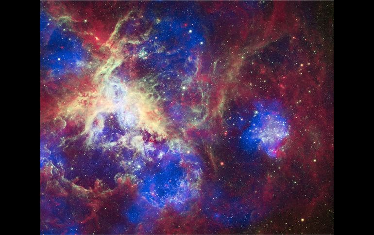 Para algunos, la nebulosa Tarántula o 30 Doradus resulta como una visión terrorífica. Sus áreas más brillantes se asemejan a las patas de una araña. Imagen compuesta de los observatorios Chandra, Hubble y Spitzer. NASA