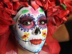 Ingenio. Un maquillaje lleno de luz y color es el resultado de la sesión. EL INFORMADOR / G. Gallo