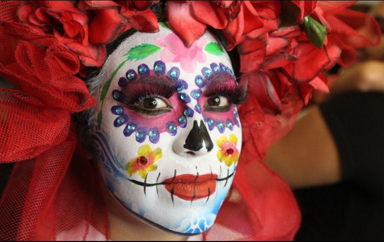 Ingenio. Un maquillaje lleno de luz y color es el resultado de la sesión. EL INFORMADOR / G. Gallo