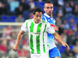 Faltó concretar. Andrés Guardado (al frente) estuvo a punto de marcar para el Betis, pero el portero del Espanyol atrapó el zurdazo. TWITTER